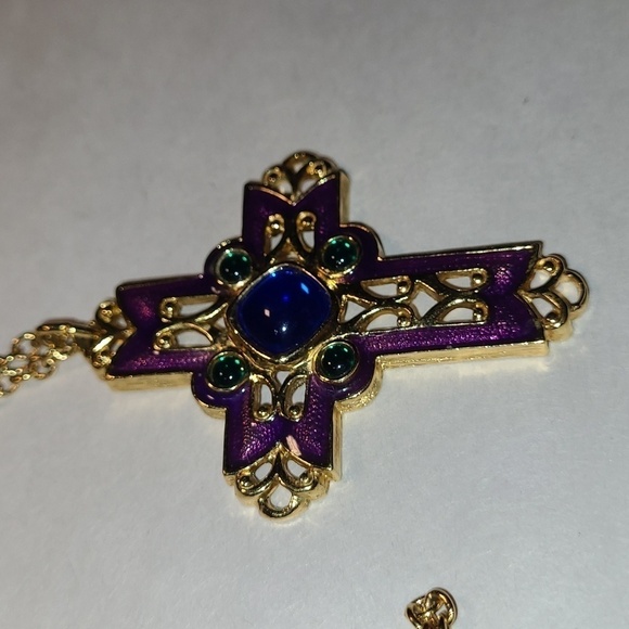 Women's Avon Cross with Chain NWOT - Picture 3 of 10
